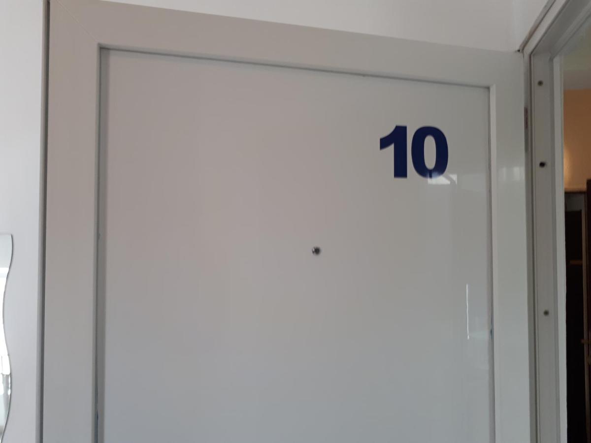 Dejan apartment4-Top centar with PRIVATE parking Pula Bagian luar foto