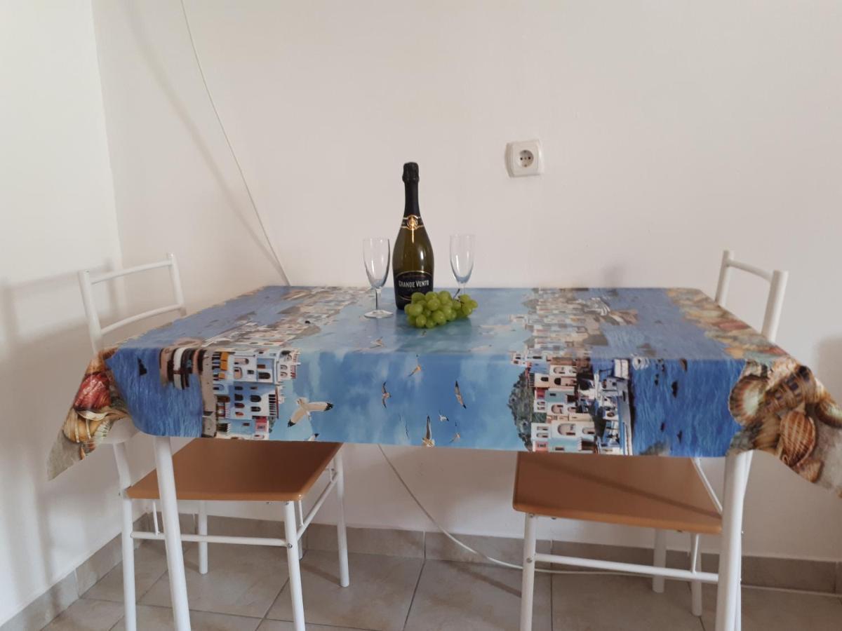 Dejan apartment4-Top centar with PRIVATE parking Pula Bagian luar foto