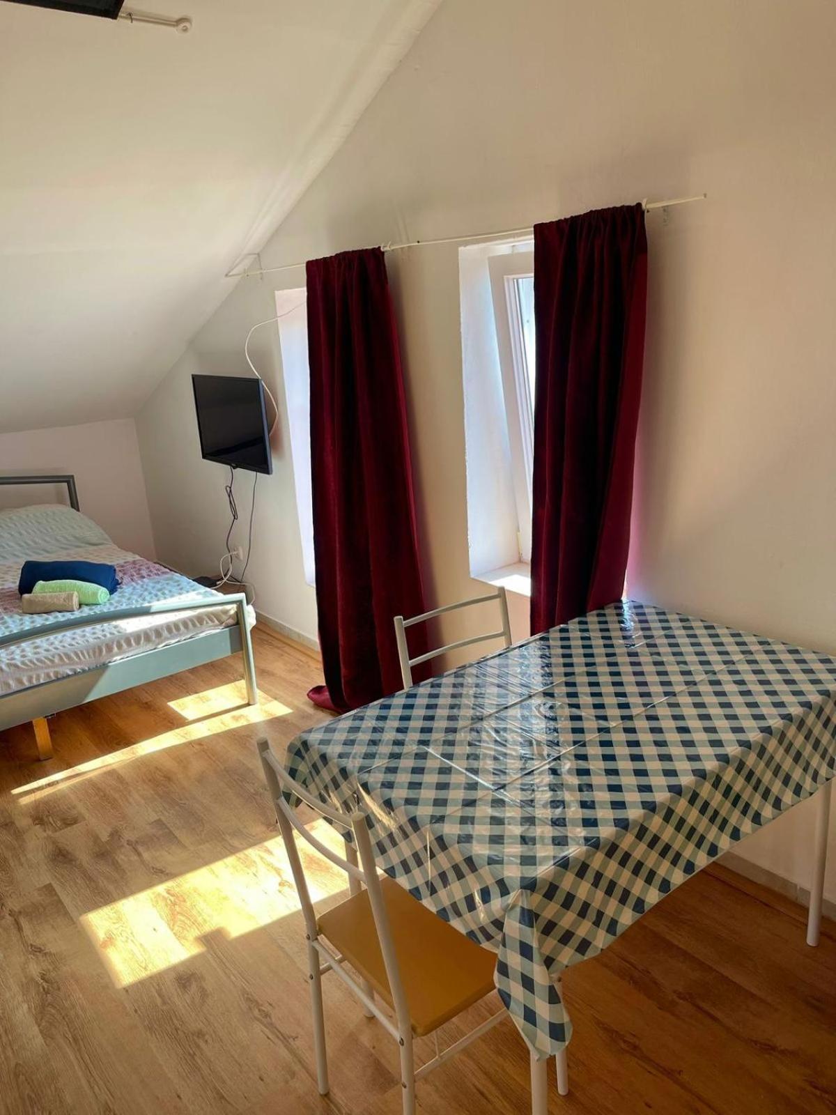 Dejan apartment4-Top centar with PRIVATE parking Pula Bagian luar foto