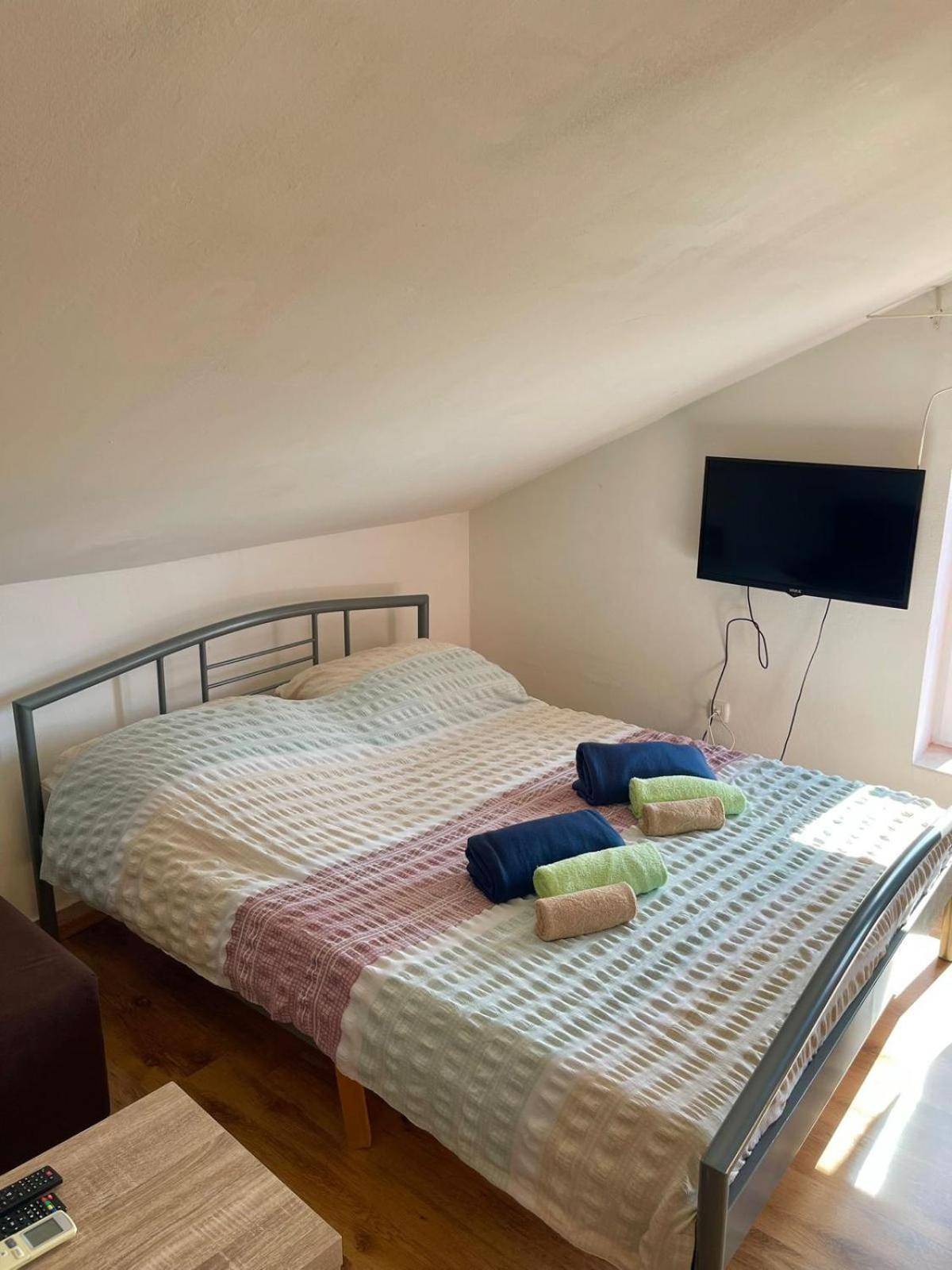 Dejan apartment4-Top centar with PRIVATE parking Pula Bagian luar foto