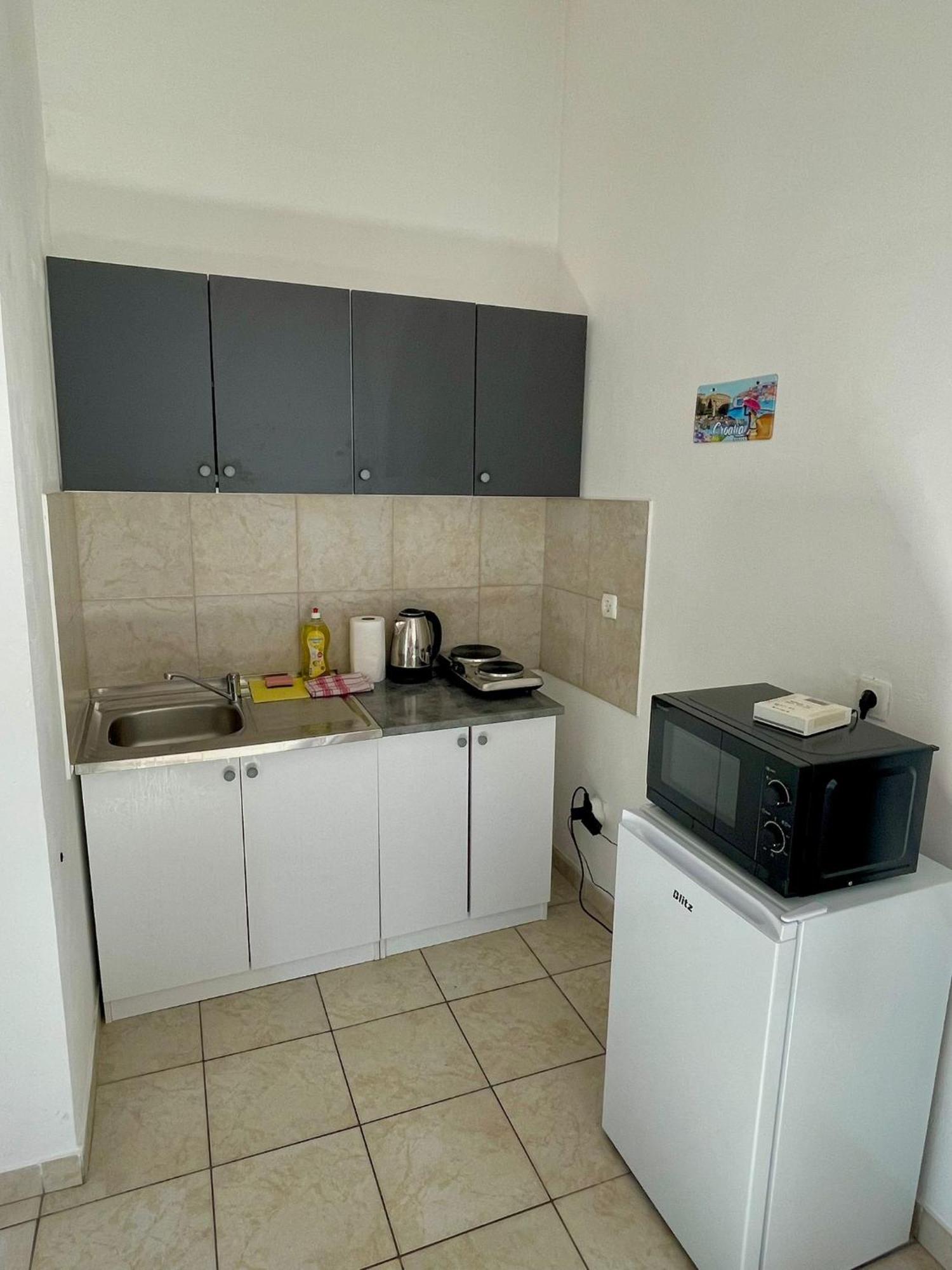 Dejan apartment4-Top centar with PRIVATE parking Pula Bagian luar foto
